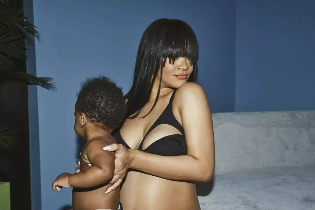 Com seu primeiro filho no colo, Rihanna lança coleção de lingerie exclusiva para maternidade
